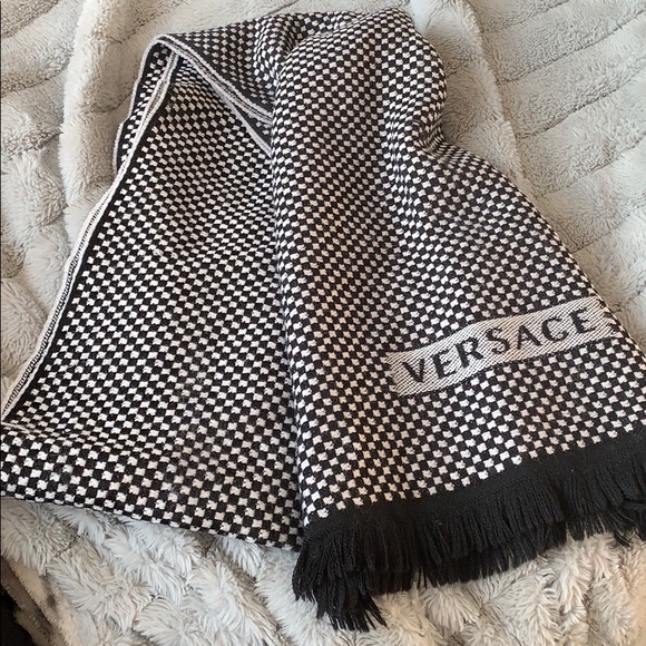 Versace scarves - Picture 6 of 6